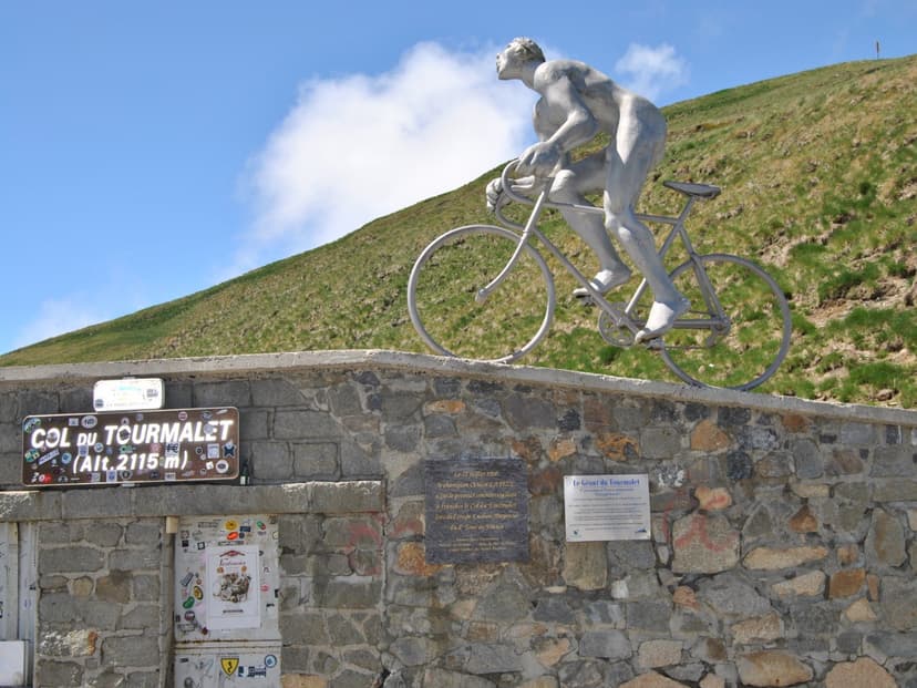 Cyclist op bergweg bij zonsondergang