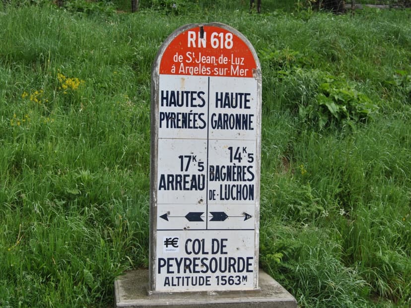 Cyclist op bergweg bij zonsondergang