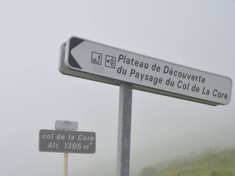 Cyclist op bergweg bij zonsondergang