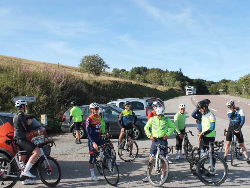 Cyclist op bergweg bij zonsondergang